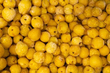 Buz gibi yüzeylerini ve doğal dokularını gözler önüne seren büyük bir donmuş sarı ayva koleksiyonu..