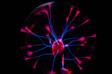 Çarpıcı bir plazma küresi, çekirdeğinden parlak mavi ve pembe elektrik yayları yayarak, karanlıkta büyüleyici ve renkli bir statik enerji gösterisi yaratır..