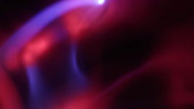 Çarpıcı bir plazma küresi, çekirdeğinden parlak mavi ve pembe elektrik yayları yayarak, karanlıkta büyüleyici ve renkli bir statik enerji gösterisi yaratır..