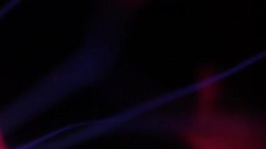 Çarpıcı bir plazma küresi, çekirdeğinden parlak mavi ve pembe elektrik yayları yayarak, karanlıkta büyüleyici ve renkli bir statik enerji gösterisi yaratır..