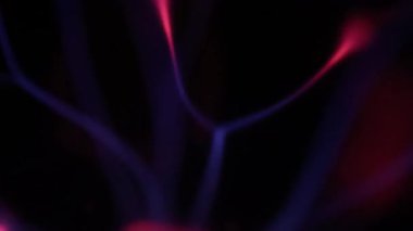 Çarpıcı bir plazma küresi, çekirdeğinden parlak mavi ve pembe elektrik yayları yayarak, karanlıkta büyüleyici ve renkli bir statik enerji gösterisi yaratır..