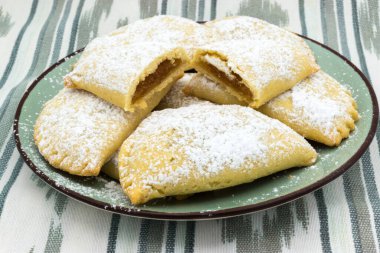 Robiollü tabak, geleneksel Majorcan Paskalya tatlı yemeği..