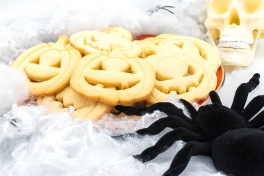 Cadılar Bayramı süslemeli kabak şekilli kurabiyelerle dolu bir tabak..