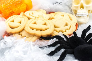 Cadılar Bayramı süslemeli kabak şekilli kurabiyelerle dolu bir tabak..