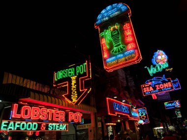 Geceleri şehirdeki neon deniz ürünleri restoranları.