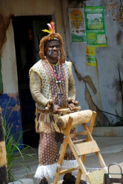 Afrikalı sanatçı açık havada duruyor 
