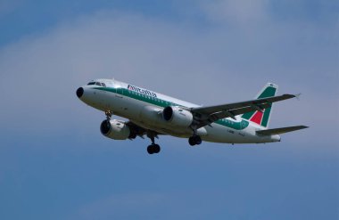 Airbus A319 Alitalia gökyüzünde 