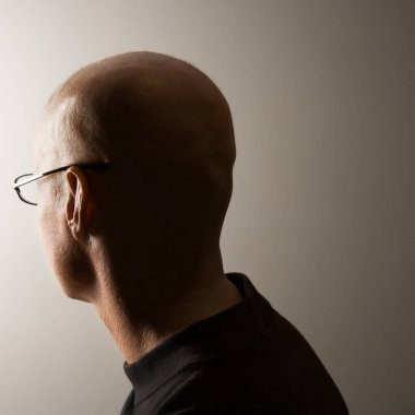 adamın kafasının arkası.