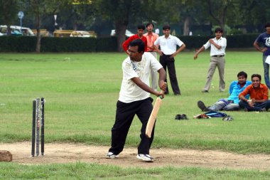 Kriket maçı. Kriket oynayan Hintli adamlar