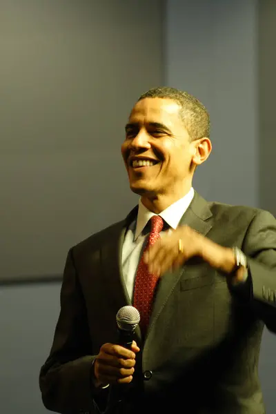 Барак Обама Выступает Микрофоном — стоковое фото