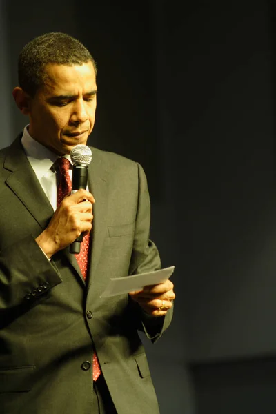 Barack Obama Vystupuje Mikrofonem — Stock fotografie