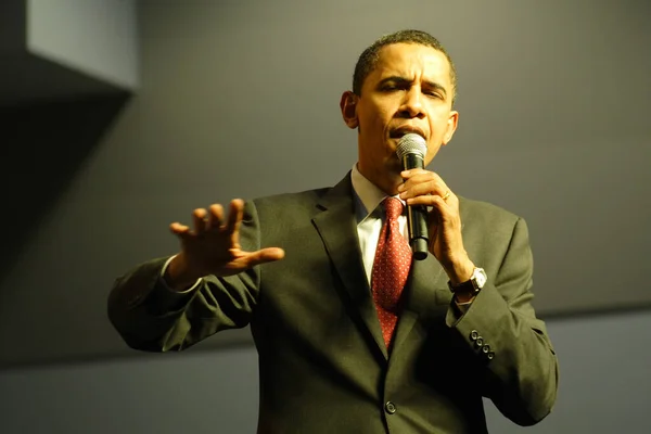 Barack Obama Uppträder Med Mikrofon — Stockfoto