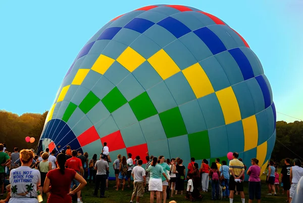 Hot Air Μπαλόνι Και Πλήθος Των Ανθρώπων — Φωτογραφία Αρχείου