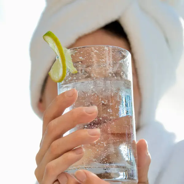 Woman Holding Fresh Drink — Stock Photo, Image