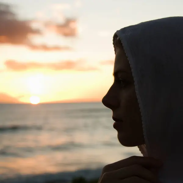 Profil Der Frau Bei Sonnenuntergang — Stockfoto
