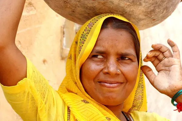 穿着黄色莎丽的印度女人 — 图库照片