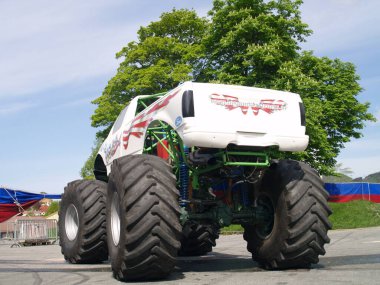 Büyük araba yolda..