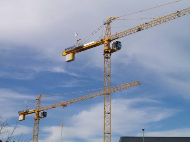 Gökyüzü arkaplanındaki vinçler