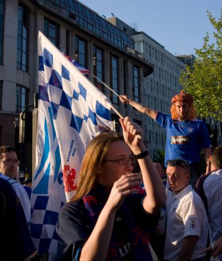 Futbol taraftarları ve taraftarları sokaklarda 