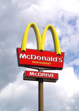 McDonald 'ın logosu bir fast food dükkanında.