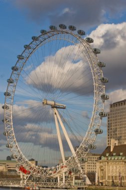 Mavi gökyüzünün üzerindeki Londra Gözü