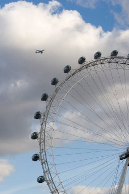 Mavi gökyüzünün üzerindeki Londra Gözü