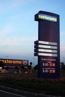 Caddedeki kastorama logosu işareti