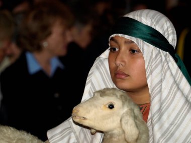 İncil kostümü giyen çocuk. 