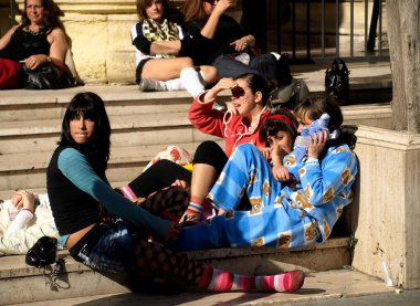 İnsanlar karnaval zamanı takılıyorlar.