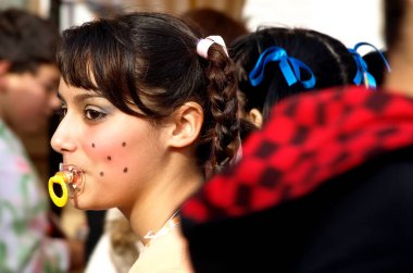 İnsanlar karnaval zamanı takılıyorlar.