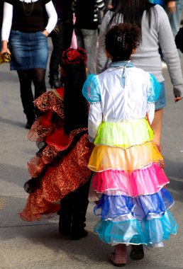 İnsanlar karnaval zamanı takılıyorlar.