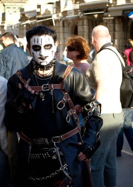 İnsanlar karnaval zamanı takılıyorlar.