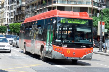 Güneşli bir günde şehir otobüsü