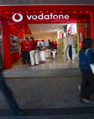 Vodafone ve şehirdeki insanlar arka planda
