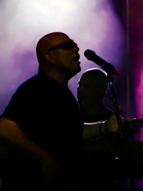 Orkestra geceleri çalıyor.