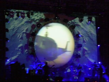 Avustralya 'da Pink Floyd konseri, duman ve aydınlatma gösterisi 