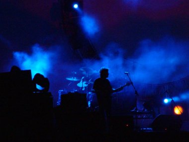Avustralya 'da Pink Floyd konseri, duman ve aydınlatma gösterisi 
