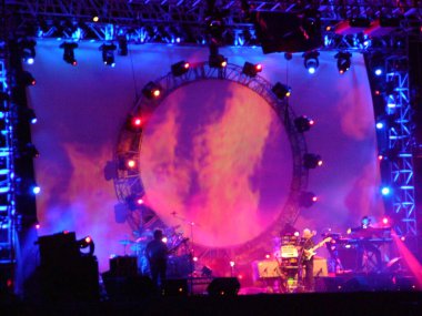 Avustralya 'da Pink Floyd konseri, duman ve aydınlatma gösterisi 