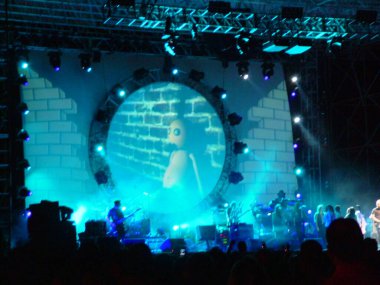 Avustralya 'da Pink Floyd konseri, duman ve aydınlatma gösterisi 