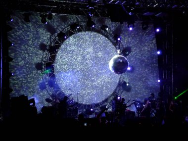 Pink Floyd sahnede oynuyor.