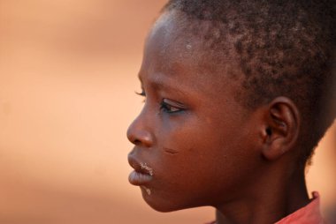 Yan bakan Afrikalı bir kızın portresi