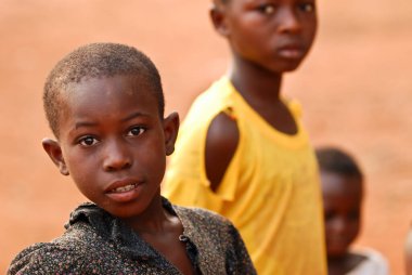 Arkadaşlar arasında Afrikalı bir çocuk