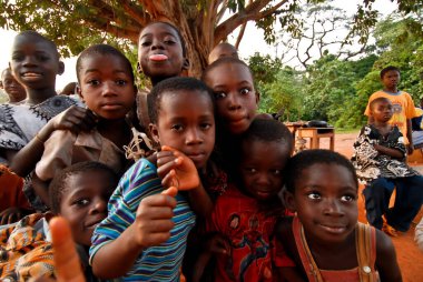 Afrikalı çocuklar eğleniyor 