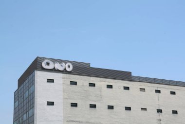 ONO marka bina ve mavi gökyüzü