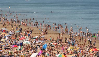 Kalabalık plajın hava manzarası