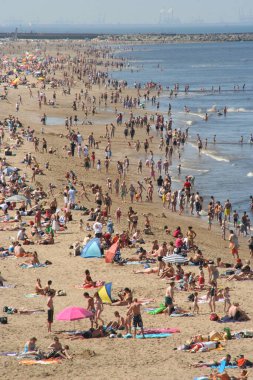 Kalabalık plajın hava manzarası