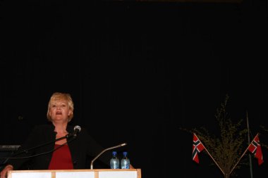 Kristin Halvorsen Norveç, Holmestrand 'da Mayıs Bayramı' nda konuşuyor..