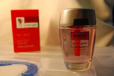 Hugo Boss parfümü arka planda, kapat