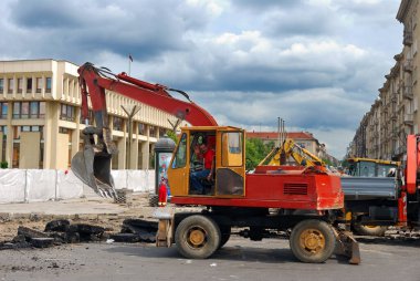 Şehirdeki kaldırım inşaatı 