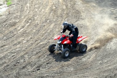 Bir yarış sırasında Quad Bike adam